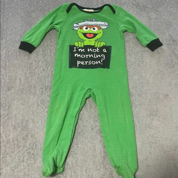 Sesame Street Oscar The Grouch Sleeper Size 12-18 Months VGUC - Picture 1 of 4
